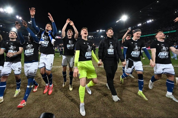 ซีอีโอห้างยาร้องลงโทษ ‘บีเลเฟลด์’ ไม่รดน้ำพื้นสนามก่อนเกม