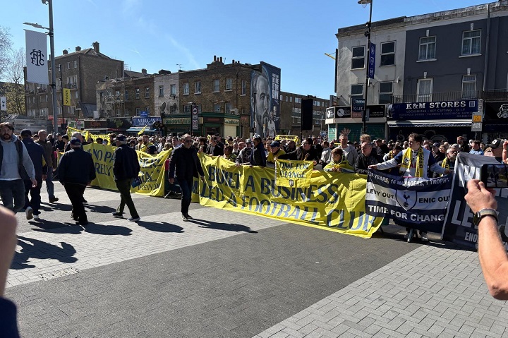 แฟนไก่รวมตัวประท้วง ‘เลวี่,ENIC’ อีกรอบ