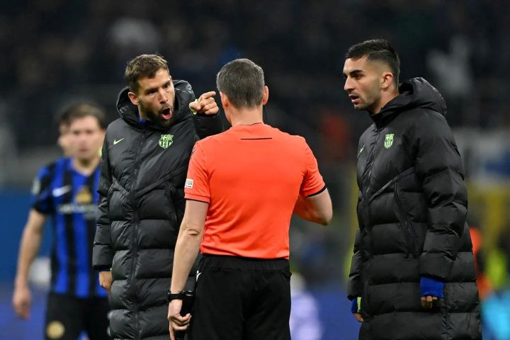 ‘มาร์ติเนซ’ โต้! เปล่าถุยใส่ ‘อแซร์บี้’