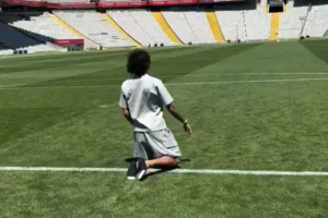 ตามธรรมเนียม! ‘ราฟินญ่า’ เดินเข่าแก้บนพระเจ้า