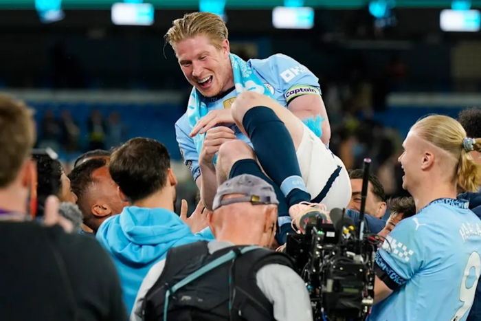 ไปอย่างตำนาน! เรือเฟิร์มสร้างรูปปั้น ‘KDB’