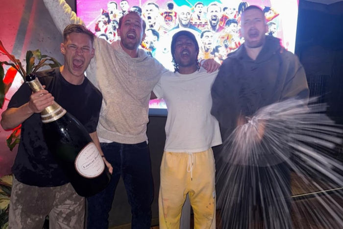 จบคำสาป! ‘เคน’ ควงเพื่อนฉลองแชมป์แรกในชีวิต