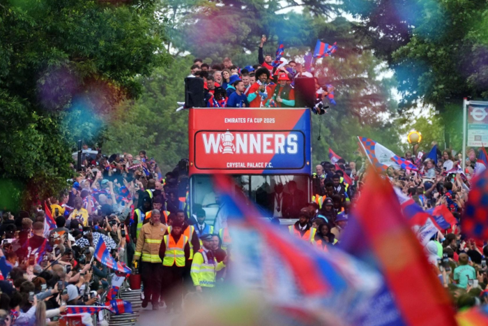 ‘พาเลซ’ ขึ้นรถแห่ ‘เอฟเอคัพ’ ลอนดอนใต้