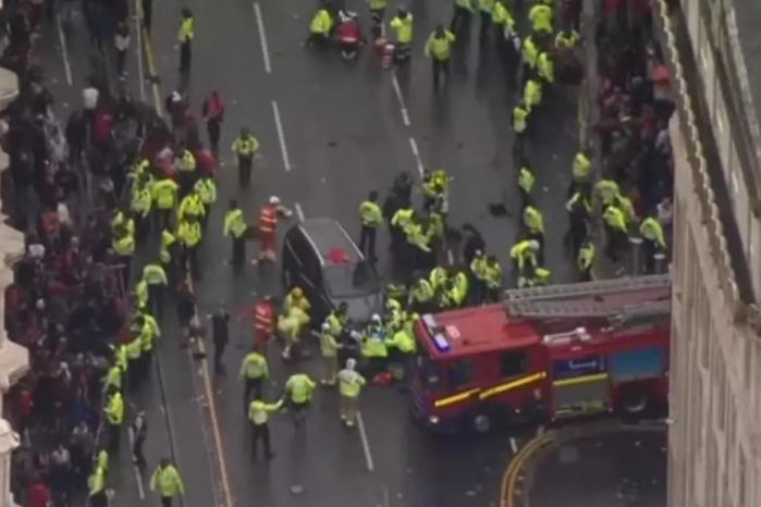 ตำรวจรวบชายขับรถพุ่งชน ‘แฟนหงส์’ ขณะฉลอง