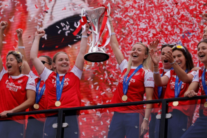 ‘แฟนปืน’ ร่วมฉลอง ‘UCL ทีมหญิง’ หน้าเอมิเรตส์