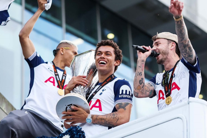 ฉลองเพลิน! ‘จอห์นสัน’ แห่ถ้วยต่อไม่ยอมลงเวที