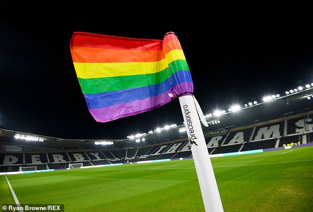 แต่พร้อมเปลี่ยน! FA ยอมแบนสาวข้ามเพศเตะบอลหญิง