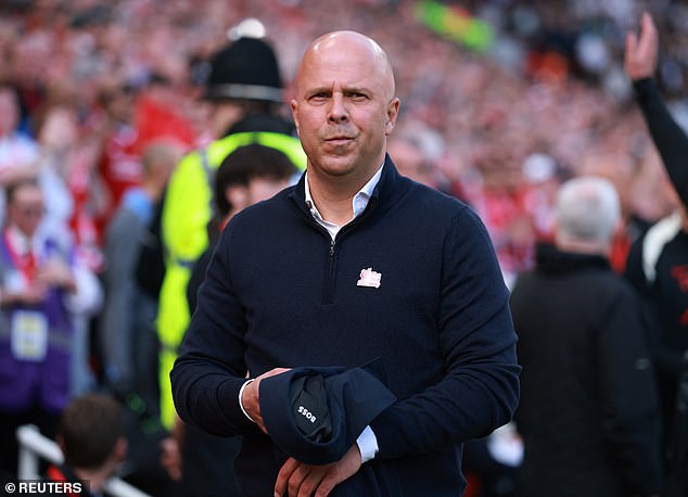 รอชูเสื้อก่อน…’สล็อท’ เมินตอบหงส์ปิดดีล ‘ฟริมปง’