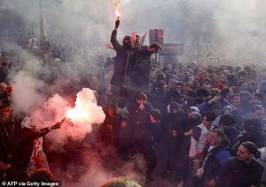 เผาหัวหนักไปหน่อย! ‘แฟนPSG’ ปะทะตำรวจจราจลก่อนเกมเริ่ม