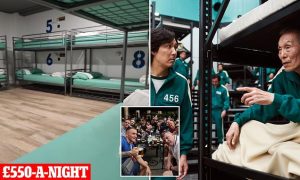 แฟนผีไก่บ่นอุบ! จ่าย 500 ปอนด์ได้นอนแบบ ‘Squid Game’