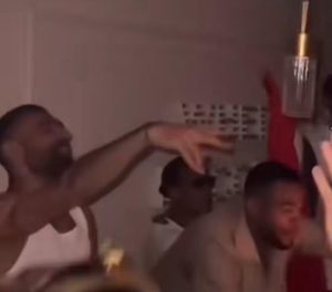 เต็มเหนี่ยว! หลุดภาพ ‘แข้งหงส์’ ยังฉลองต่อจนเดอะค็อปแซว