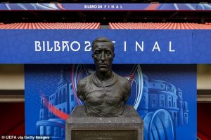ยูฟ่าเบรก ‘ไก่’ แสดงความเคารพรูปปั้นตำนานบิลเบา