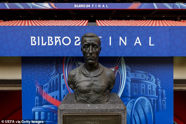 ยูฟ่าเบรก ‘ไก่’ แสดงความเคารพรูปปั้นตำนานบิลเบา