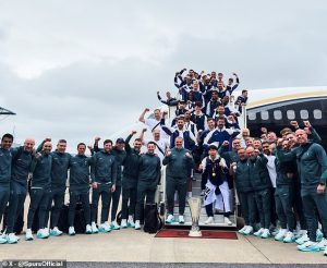 ไก่ถึงลอนดอน! โพสต์ภาพหมู่ปวศ.แชมป์ยูโรป้าลีก