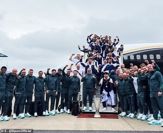 ไก่ถึงลอนดอน! โพสต์ภาพหมู่ปวศ.แชมป์ยูโรป้าลีก