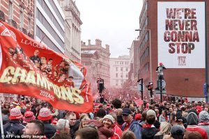 เริ่มแล้ว! แฟนหลั่งไหล ‘แห่แชมป์หงส์’ เนืองแน่น