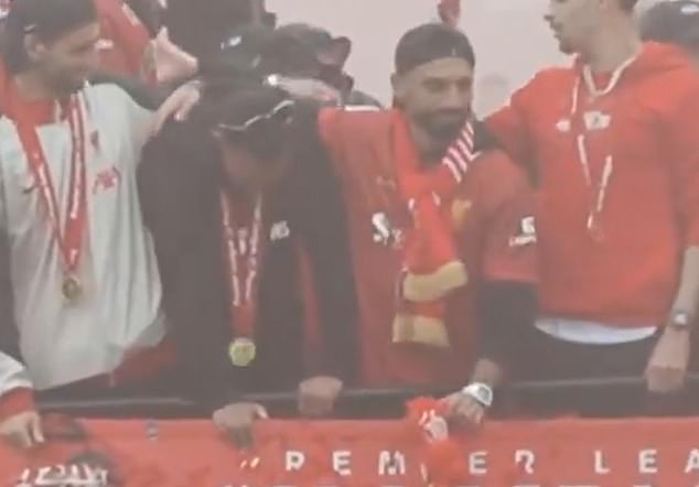 แฟนหงส์ไม่อิน! ‘เทรนต์’ น้ำตารินบนรถแห่