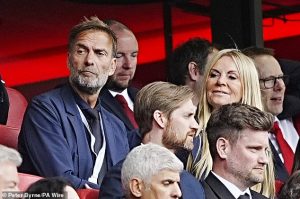 JK สุดช็อกเหตุรถพุ่งทับแฟนหงส์