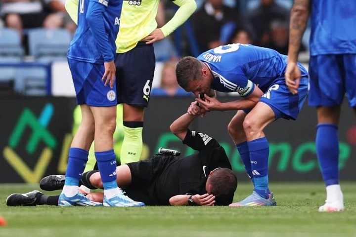 ‘วาร์ดี้’ เอาฮา! เป่านกหวีดหยุดเกมหลังเปานอนเจ็บ