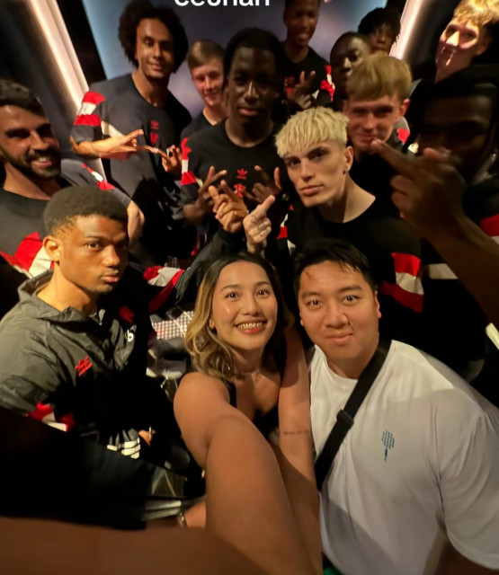 เทรนด์ใหม่?…’อาหมัด, การ์นาโช่’ แจกนิ้วกลางแฟนผี