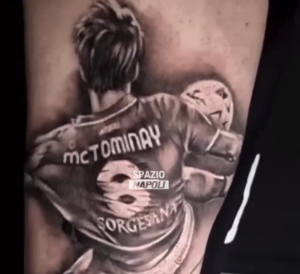 ฮีโร่! แฟนนาโปลีสักรูป ‘แม็คโท’ ลูกยิงวอลเล่ย์คว้าแชมป์