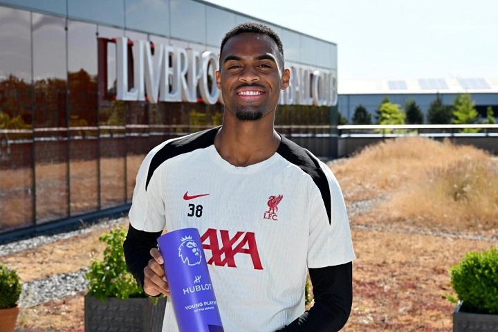 หงส์อีกรางวัล! ‘กราฟ’ คว้าดาวรุ่งแห่งปีพรีเมียร์ลีก