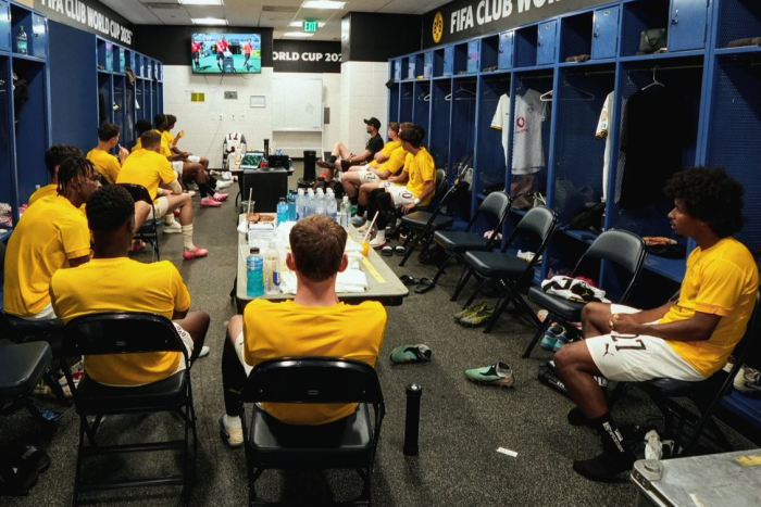 ‘แข้งเสือเหลือง’ ทนร้อนไม่ไหวดูทีมแข่งในห้อง