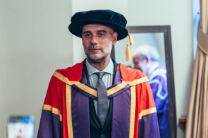 ‘เป๊ป’ รับปริญญากิตติมศักดิ์ ‘ม.แมนเชสเตอร์’