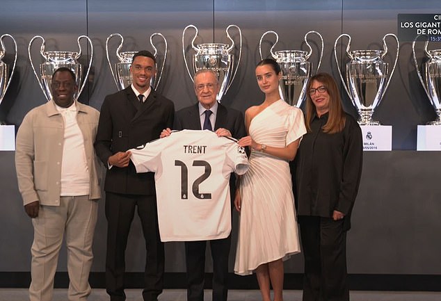 ชื่นมื่น…’เทรนท์’ ยิ้มแป้นเปิดตัวแข้งใหม่ราชัน