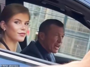 รุ่นหลานเลยนะ! ‘ซูเปอร์แมน’ เตะปี๊ปดังควงสาวใหม่วัย 26