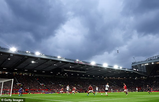 FA ปรับเงินไก่ 75,000 ฐานแฟนร้องเพลงเหยียดเพศ