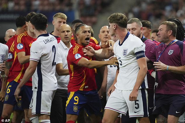 วัยกำลังร้อน! เด็ก ‘สิงโต-กระทิง’ ใส่นัวหลังจบเกม