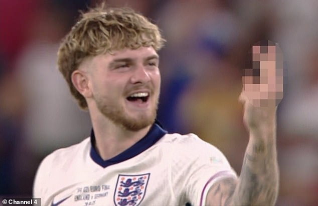 ใครทำเดือด?! ‘เอลเลียตต์’ แจก V-sign ใส่แฟนบอลหลังเกม