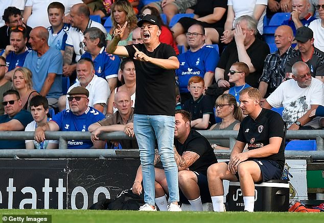 ปากพาซวย! กุนซือทีมนอกลีกโดนแบน 6 นัด พูดเหยียดเพศ