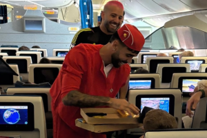 ชอบเครื่องแบบ? ‘ราย่า’ แต่งชุดแอร์ฯปาร์ตี้สละโสด