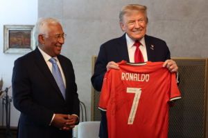 เพื่อสันติภาพ! ‘โด้’ เซ็นเสื้อทีมชาติส่งให้ ‘ทรัมป์’