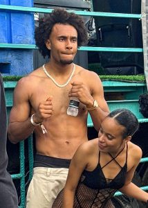 ‘จารย์ดู๋’ หน้าฟินร่วมปาร์ตี้เจอสาวเต้นติดเรต