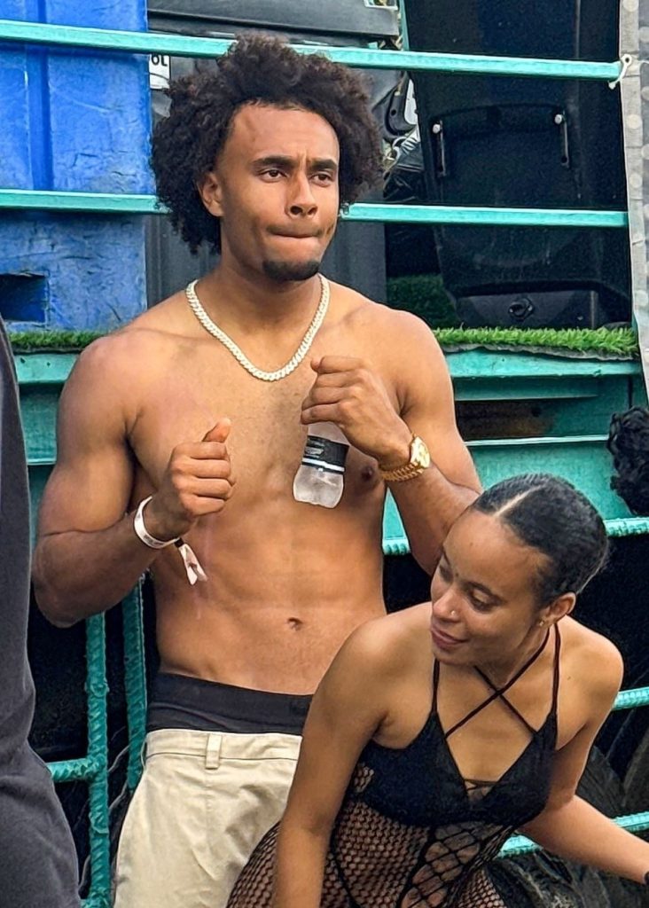 ‘จารย์ดู๋’ หน้าฟินร่วมปาร์ตี้เจอสาวเต้นติดเรต