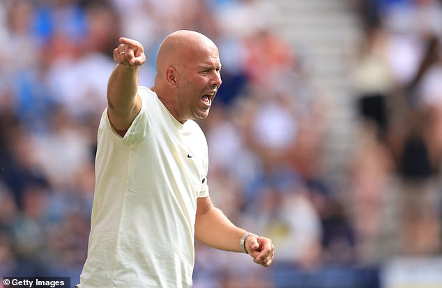 พ่อลิ้นทอง…’สล็อท’ เอาอีกอาสาเป่าหู ‘เอกิติเก้’ จนต้องมนต์