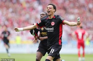 น้อยเกินไป! หงส์โดนปัดยื่นคว้า ‘เอกิติเก้’ หนแรก