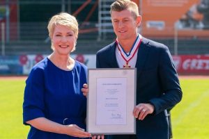 เปลี่ยนชื่อเมืองชั่วคราว! ‘โครส’ รับรางวัลเกียรติยศจากบ้านเกิด