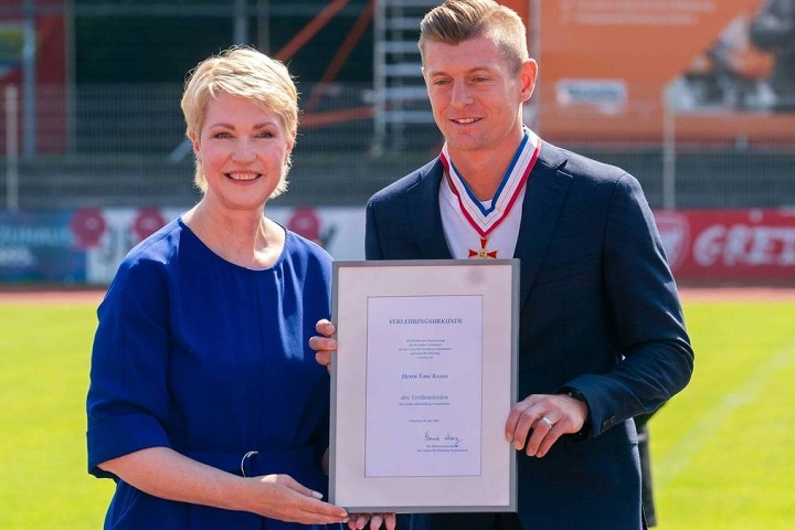 เปลี่ยนชื่อเมืองชั่วคราว! ‘โครส’ รับรางวัลเกียรติยศจากบ้านเกิด