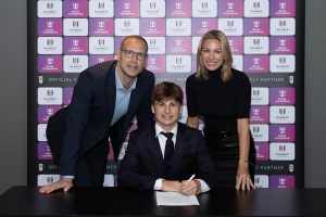 ‘ดาเมียน’ ลูก ‘เช็ก’ เซ็นสัญญาอาชีพกับเจ้าสัว