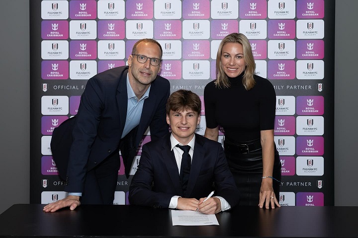 ‘ดาเมียน’ ลูก ‘เช็ก’ เซ็นสัญญาอาชีพกับเจ้าสัว