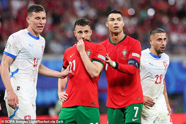 ต้องตอบสังคม! ‘ไร้เงาพี่โด้’ ร่วมงานศพโชต้า