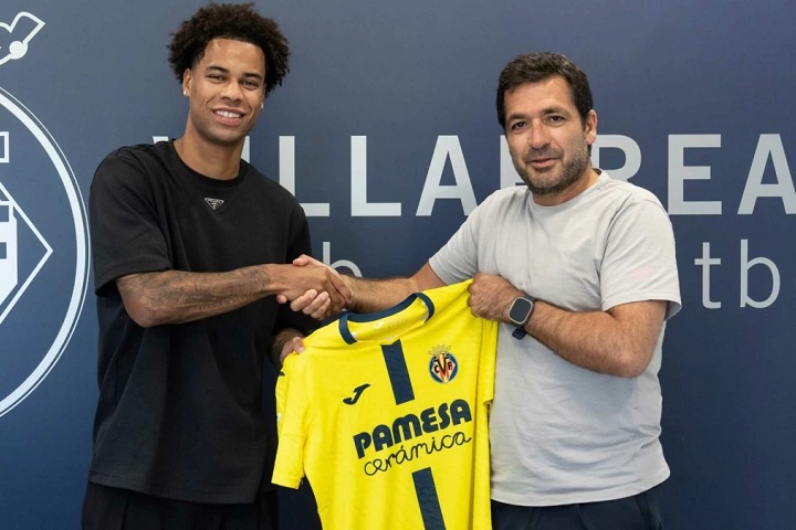 งูขายขาด ‘บูเคแน่น’ ซบเรือดำน้ำ 8.5 ล.