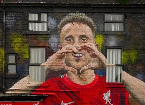 แฟนหงส์ขึ้นภาพฝาผนัง ‘โชต้า’ หน้าผับใกล้แอนฟิลด์