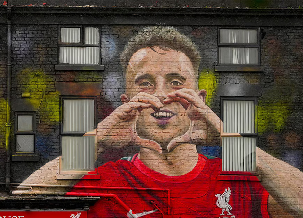 แฟนหงส์ขึ้นภาพฝาผนัง ‘โชต้า’ หน้าผับใกล้แอนฟิลด์