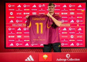 ‘เฟอร์กูสัน’ ยิ้มแฉ่งชูเสื้อโรม่าสวมเบอร์ 11