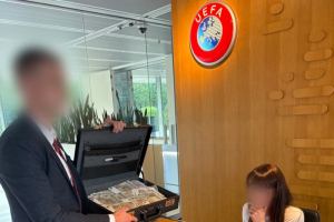 ‘แฟนพาเลซ’ มอบเงินปลอมประท้วงยูฟ่า